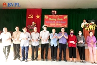 Viện trưởng VKSND huyện Măng Thít thăm và tặng quà gia đình chính sách