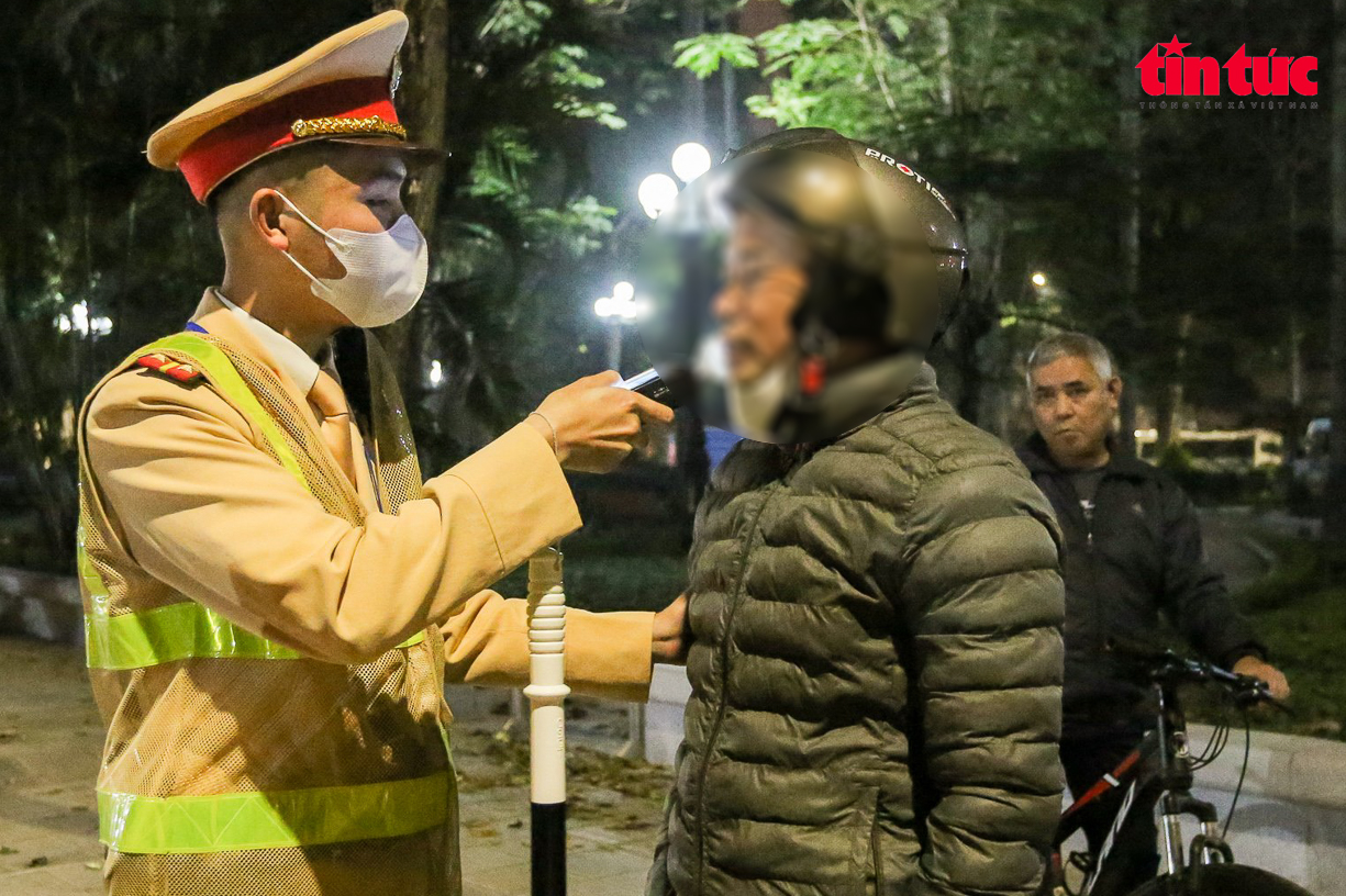 Kiểm tra nồng độ cồn trước Tết, nhiều người vi phạm kịch khung