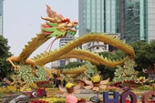 Cận cảnh linh vật rồng ở đường hoa Nguyễn Huệ, TP Hồ Chí Minh