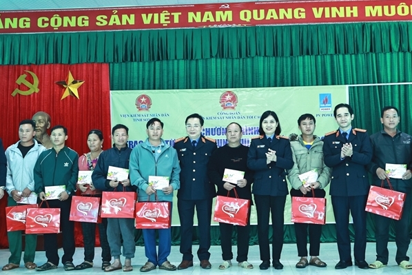 Chung vui ngày Tết với đồng bào nơi biên cương Tổ quốc