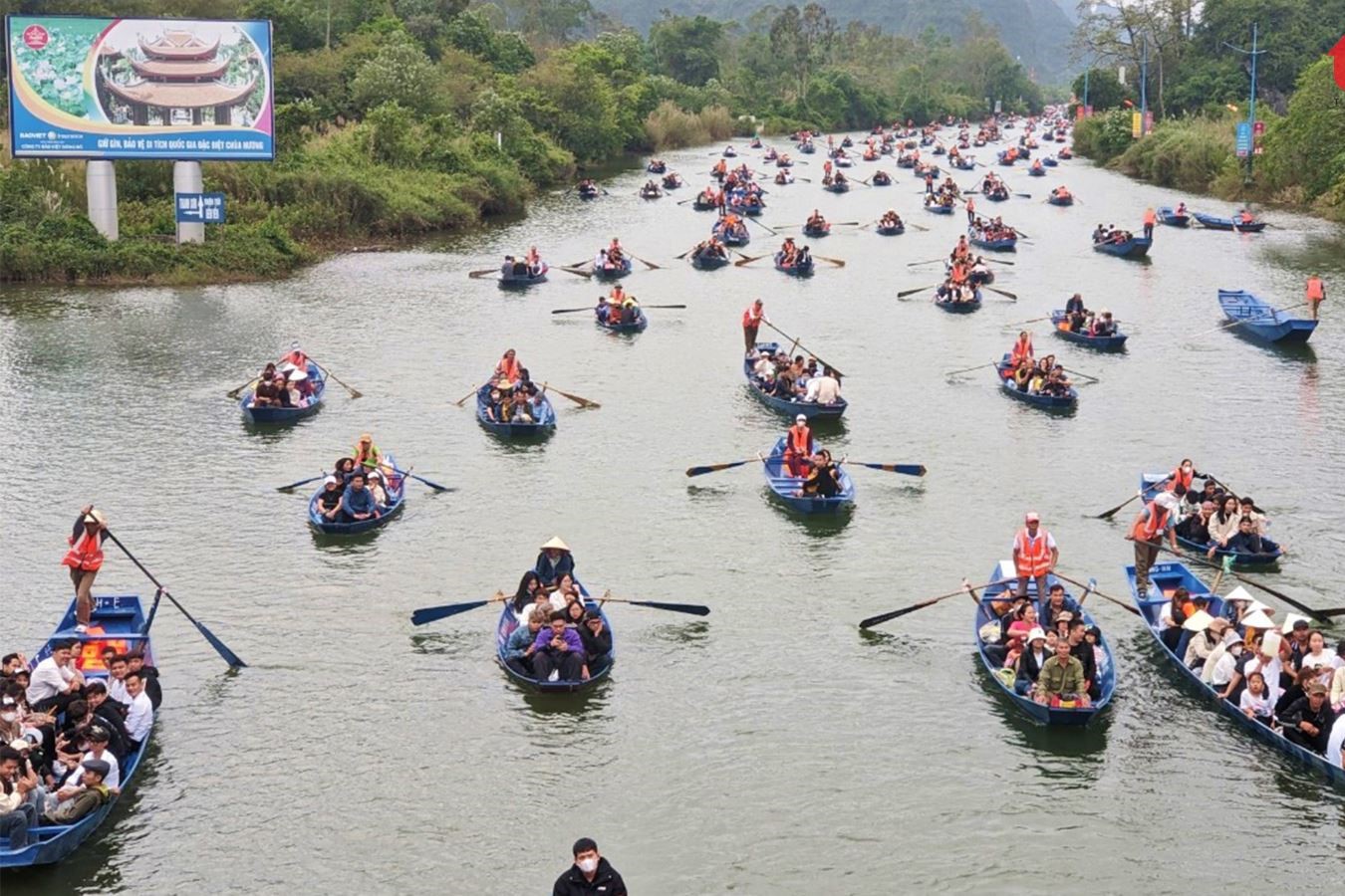 Du khách nô nức trẩy hội chùa Hương