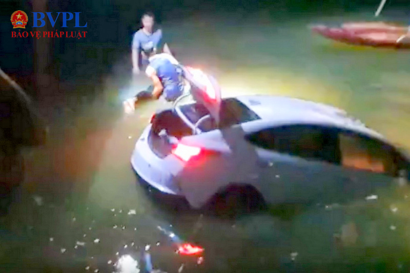 Ô tô con lạc tay lái rồi lao xuống cầu Cam lúc 1h sáng