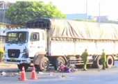 Va chạm giữa xe máy và xe tải khiến 2 người tử vong ở Kon Tum