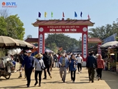 Du khách đổ về huyệt đạo thiêng tại Thanh Hoá ngày mở cổng trời
