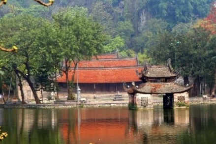 Hàng vạn lượt du khách đi lễ chùa Thầy những ngày đầu Xuân