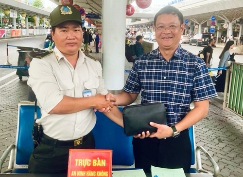 Nhân viên sân bay Tân Sơn Nhất trả lại gần 300 triệu đồng cho hành khách bỏ quên