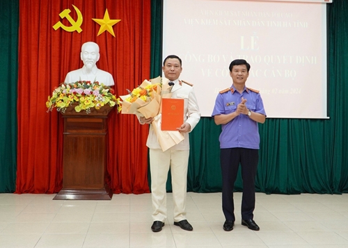 VKSND tỉnh Hà Tĩnh trao quyết định bổ nhiệm Phó Trưởng phòng 8 và chức danh Kiểm sát viên
