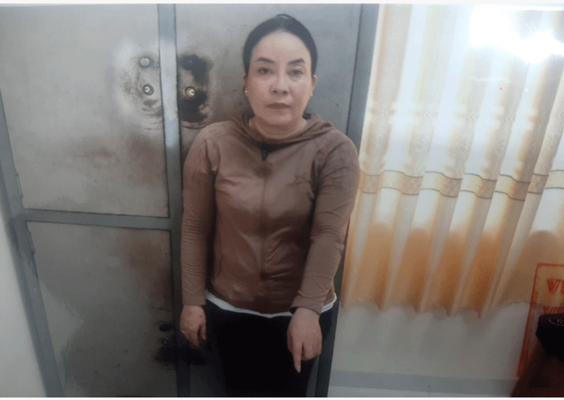 Bắt giữ người phụ nữ làm giả sổ đỏ lấy tiền trả nợ