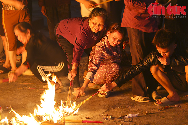 Cả làng háo hức ra đình xin lửa lấy đỏ đầu năm mới