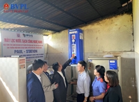 VKSND huyện Điện Biên và nhà tài trợ tặng máy lọc nước và học bổng cho học sinh