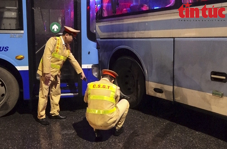 Xe khách mất lái sau phanh gấp, đường Vành đai 3 ùn tắc kéo dài