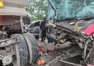 Xe đầu kéo tông ô tô con khiến hai người thương vong