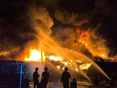 Cháy lớn tại xưởng sản xuất hạt nhựa trong đêm