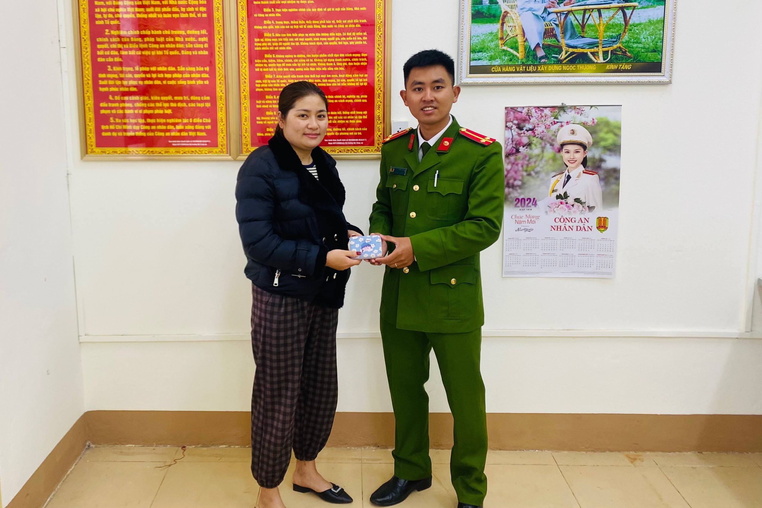 Người dân và Công an xã phối hợp bàn giao tài sản cho người đánh rơi