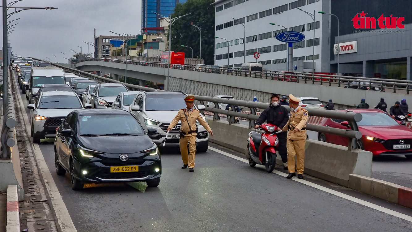 Bất chấp nguy hiểm, người điều khiển xe máy vẫn cố tình đi lên Vành đai 2