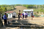 VKSND huyện Đăk Glei chung tay sửa chữa, xây dựng nhà rông truyền thống