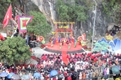 Hàng ngàn du khách về dự lễ hội Chùa Tiên