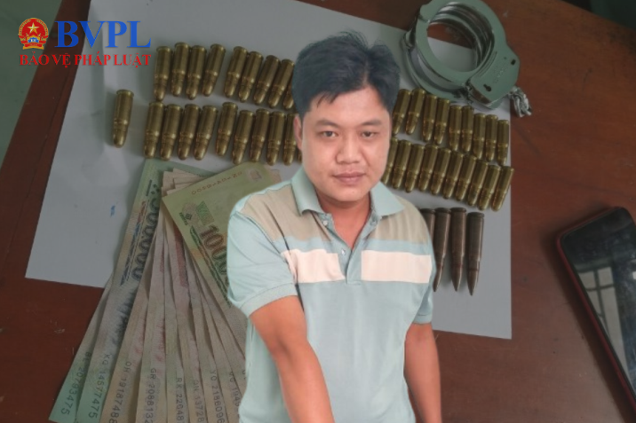 Kiểm tra xe phát hiện gần 60 viên đạn và còng số 8