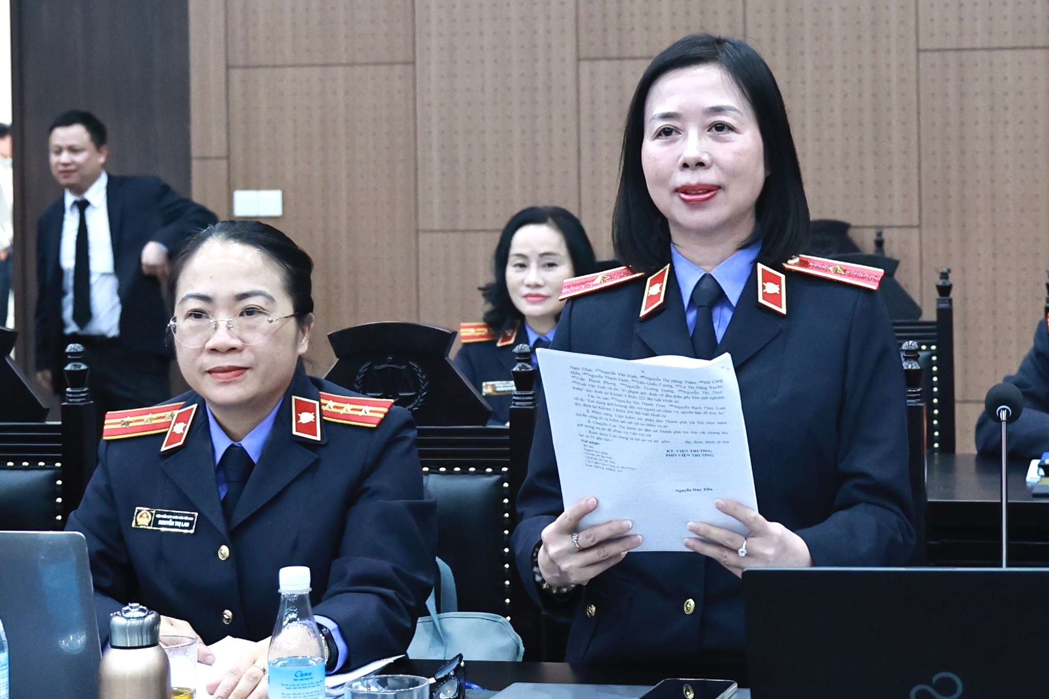 Nữ Kiểm sát viên vừa hồng, vừa chuyên