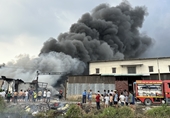 Cháy lớn tại xưởng sản xuất nệm, hàng chục Cảnh sát căng mình dập lửa