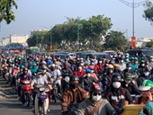 Ôtô 16 chỗ tông xe máy khiến hàng nghìn phương tiện “chôn chân” trên đường Trường Chinh