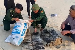 Người dân phát hiện 20 gói bột trắng nghi là ma túy