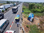 Hình ảnh lật xe trên cao tốc TP HCM – Trung Lương khiến nhiều người nhập viện
