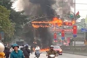 Bảng điện tử cổng chào trên quốc lộ bị bốc cháy