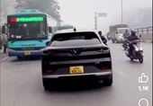 Xử phạt, tước giấy phép lái xe tài xế chạy ngược chiều trên đường phố Hà Nội