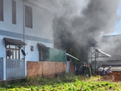 Hỏa hoạn khiến một xe ô tô và một xe máy bị cháy rụi ở Đắk Nông