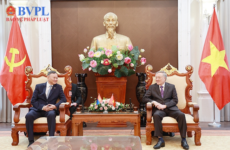 Chánh án TAND tối cao Nguyễn Hoà Bình tiếp Viện trưởng Viện kiểm sát Mông Cổ