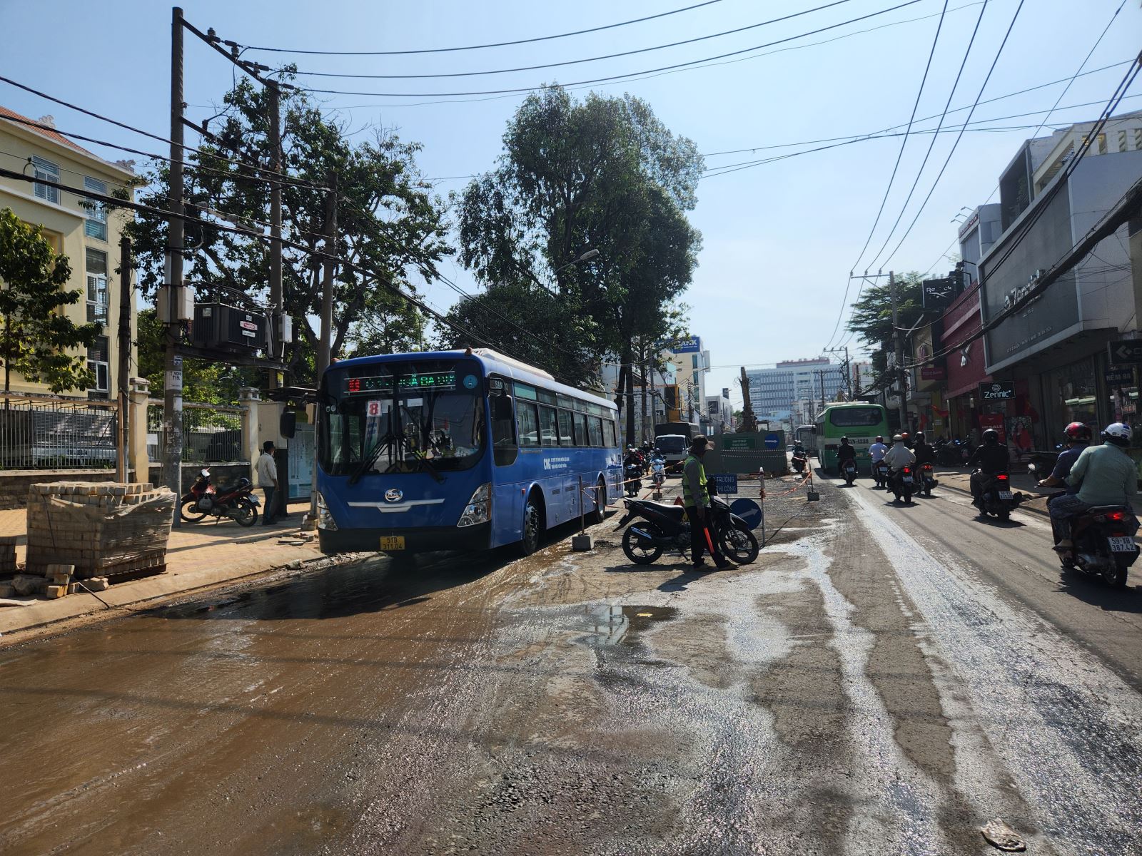 TP Hồ Chí Minh Cần đảm bảo an toàn cho người dân khi đi qua công trình thi công chống ngập