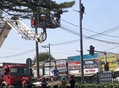 Cảnh sát dùng xe thang giải cứu nam thanh niên cố thủ trên cột đèn