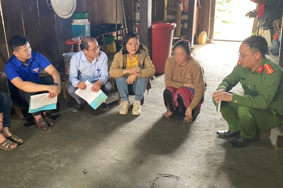 Bé gái 14 tuổi bị gia đình ép lấy cậu ruột