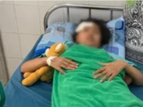 Tạm giữ hình sự cha dượng chém con riêng của vợ bị thương nặng