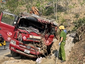 Hơn 2h cứu hộ tài xế mắc kẹt khi xe bán tải mất phanh lật nhào trên đèo Tằng Quái