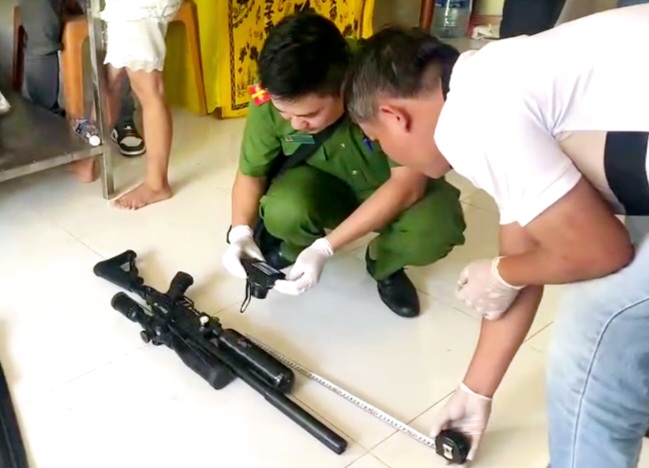 Mang 2 khẩu súng đến nhà người phụ nữ để giải quyết mâu thuẫn