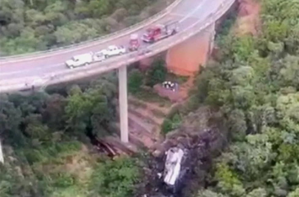 Xe buýt lao xuống hẻm núi, 45 người thiệt mạng