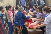 VKSND huyện Quỳnh Lưu phát cháo thiện nguyện tại Bệnh viện đa khoa huyện