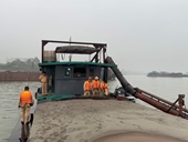 Phát hiện và lập biên bản tàu hút cát trái phép trên sông Hồng