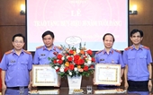 Trao Huy hiệu 30 năm tuổi Đảng tặng 2 đảng viên thuộc Chi bộ Vụ 9, VKSND tối cao