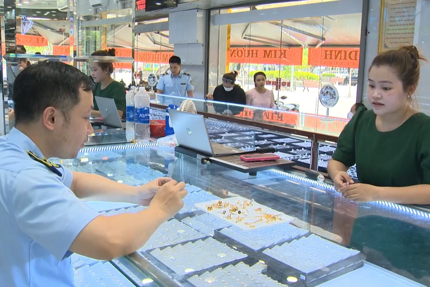 Phát hiện nhiều sản phẩm vàng có dấu hiệu giả thương hiệu nổi tiếng