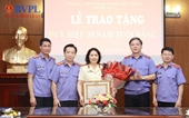 Trao Huy hiệu 30 năm tuổi Đảng tặng đảng viên thuộc Chi bộ Vụ 8, VKSND tối cao