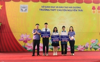 VKSND TP Hải Dương trao quà tặng các em học sinh giỏi