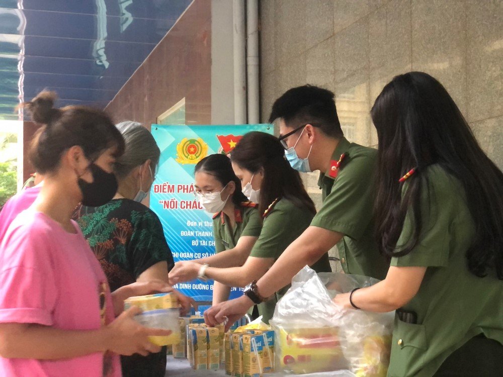 Hơn 1 500 suất cháo, sữa tặng bệnh nhân tại Bệnh viện 19-8