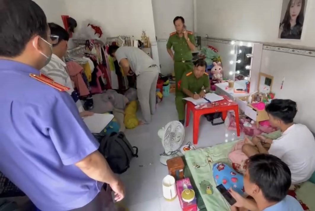 Người bán ma túy bị nhóm thanh niên dùng súng hăm dọa để cướp  ma túy