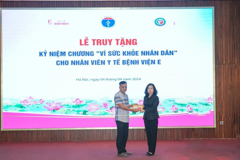 Truy tặng kỷ niệm chương Vì sức khỏe nhân dân cho nhân viên y tế hiến đa tạng cứu người bệnh