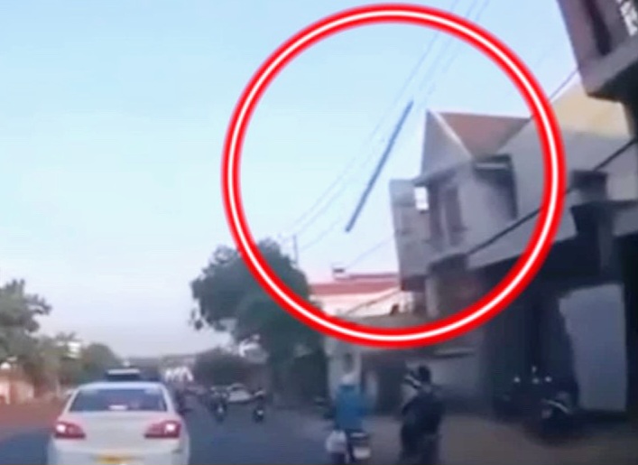 CLIP Thanh sắt rơi từ trên cao xuống trúng người phụ nữ và thủng capo xe ô tô