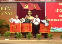 Khen thưởng các Đảng bộ hoàn thành xuất sắc và hoàn thành tốt nhiệm vụ năm 2023