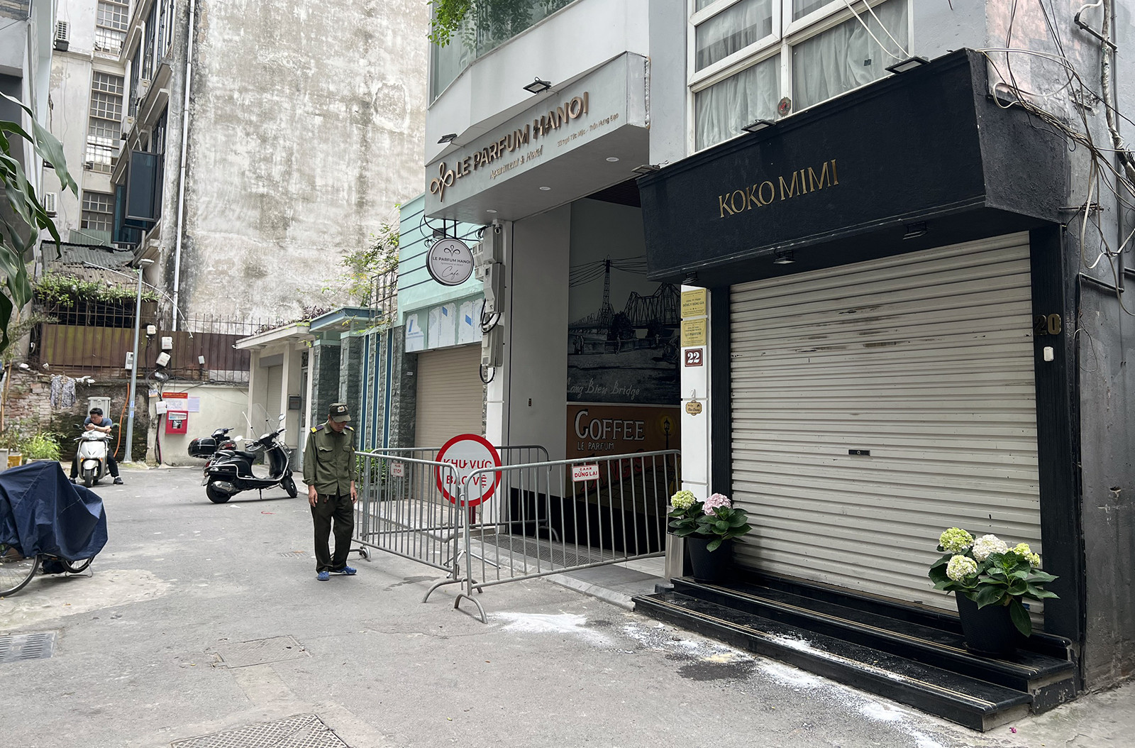 Sập mái kính giếng trời ở phố cổ Hà Nội, 2 công nhân tử vong